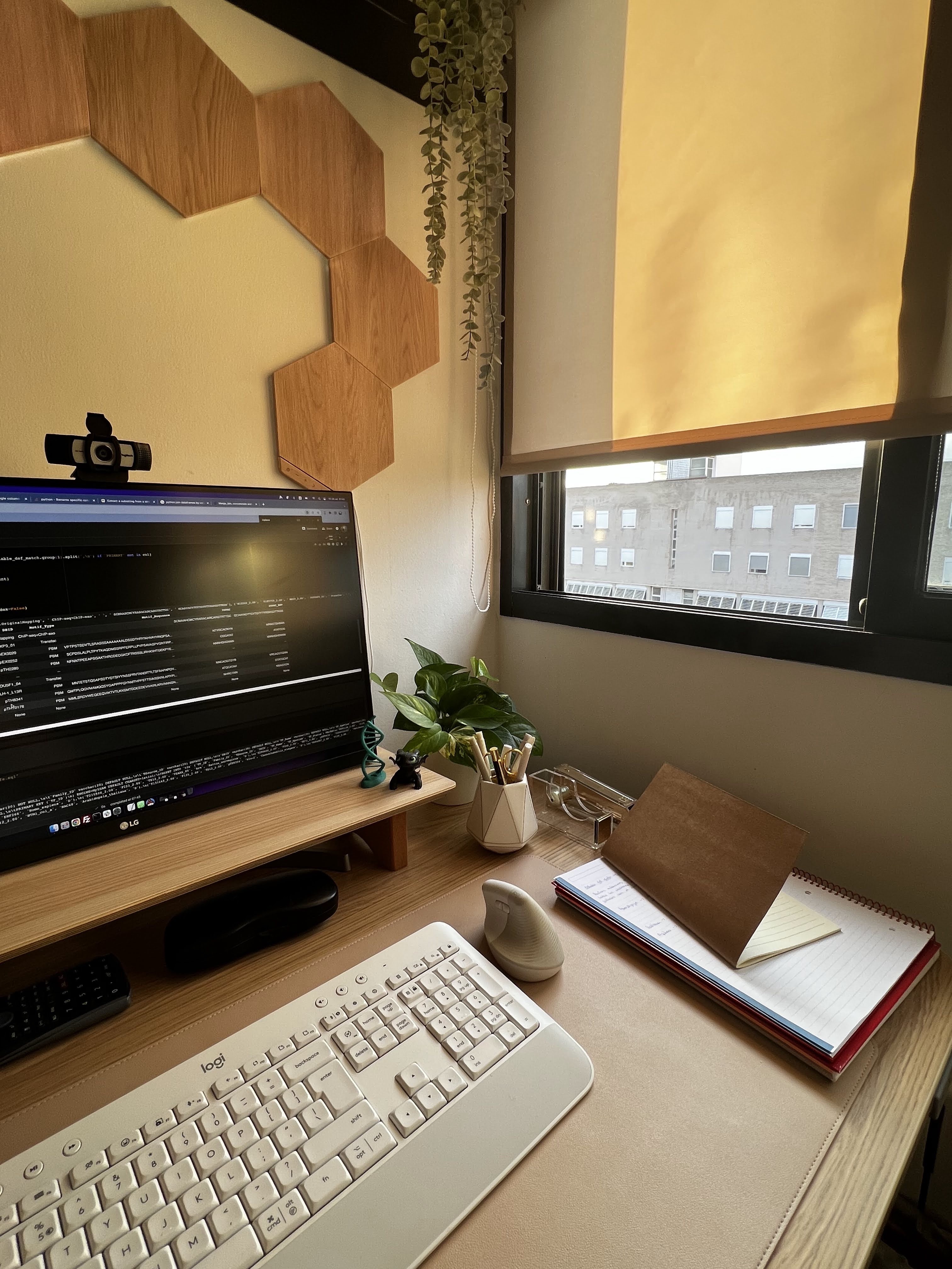 Aothia Soporte para Monitor Grande — Estante de Madera con Patas de Corcho (Roble, 109 cm)