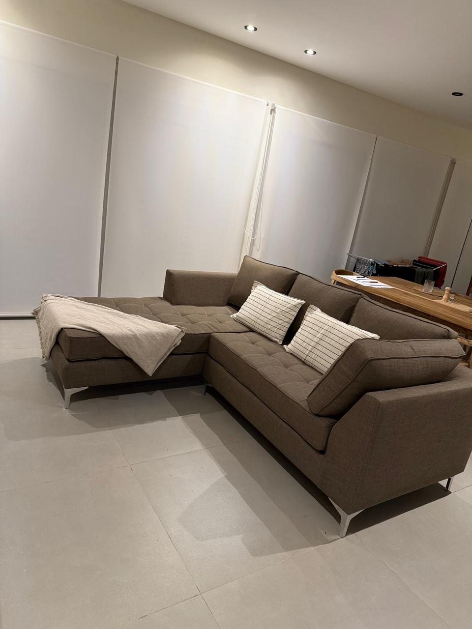 Sillón esquinero en L con camastro — Tela hidrorepelente taupe
