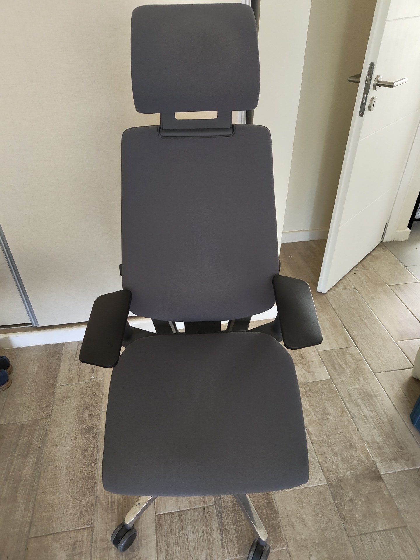 Silla Steelcase Gesture — Negra con apoyacabeza