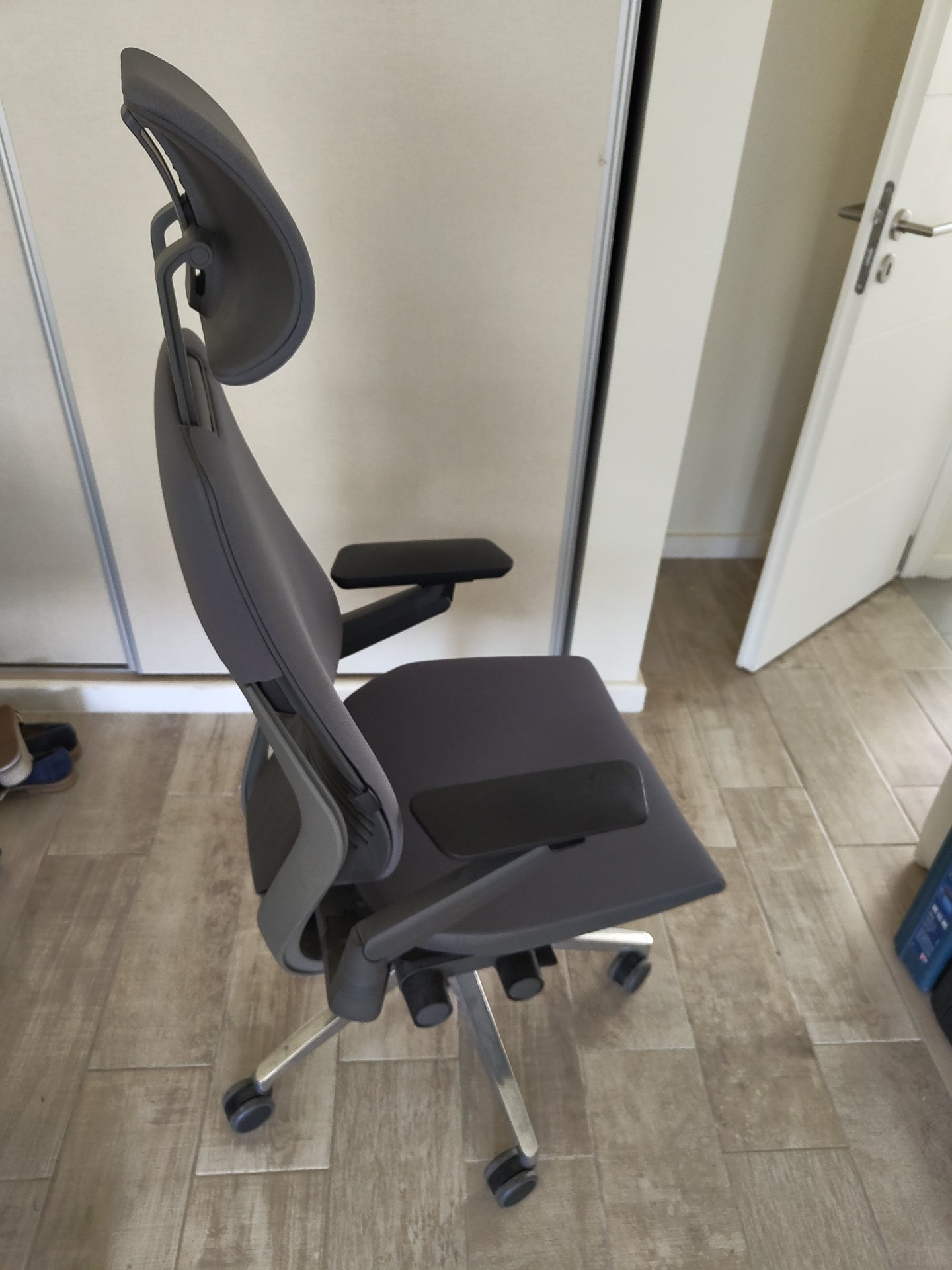 Silla Steelcase Gesture — Negra con apoyacabeza — foto 2
