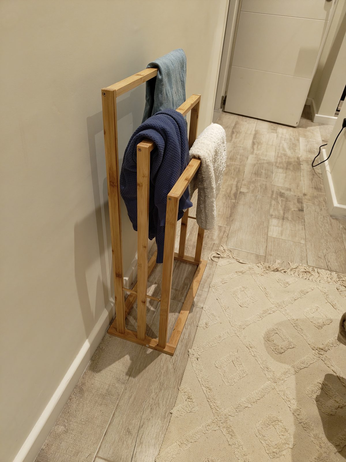 DK HOME Toallero de Pie Triple de Bambú, 48×24×80 cm — foto 2